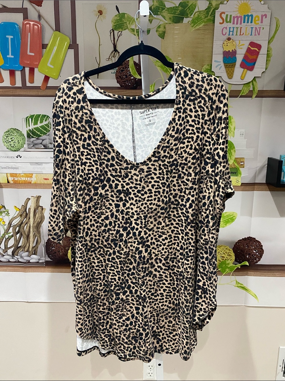 torrid Leopard Print V-Neck Short Sleeve Top - Tan & Black size 3. Ptp is 26